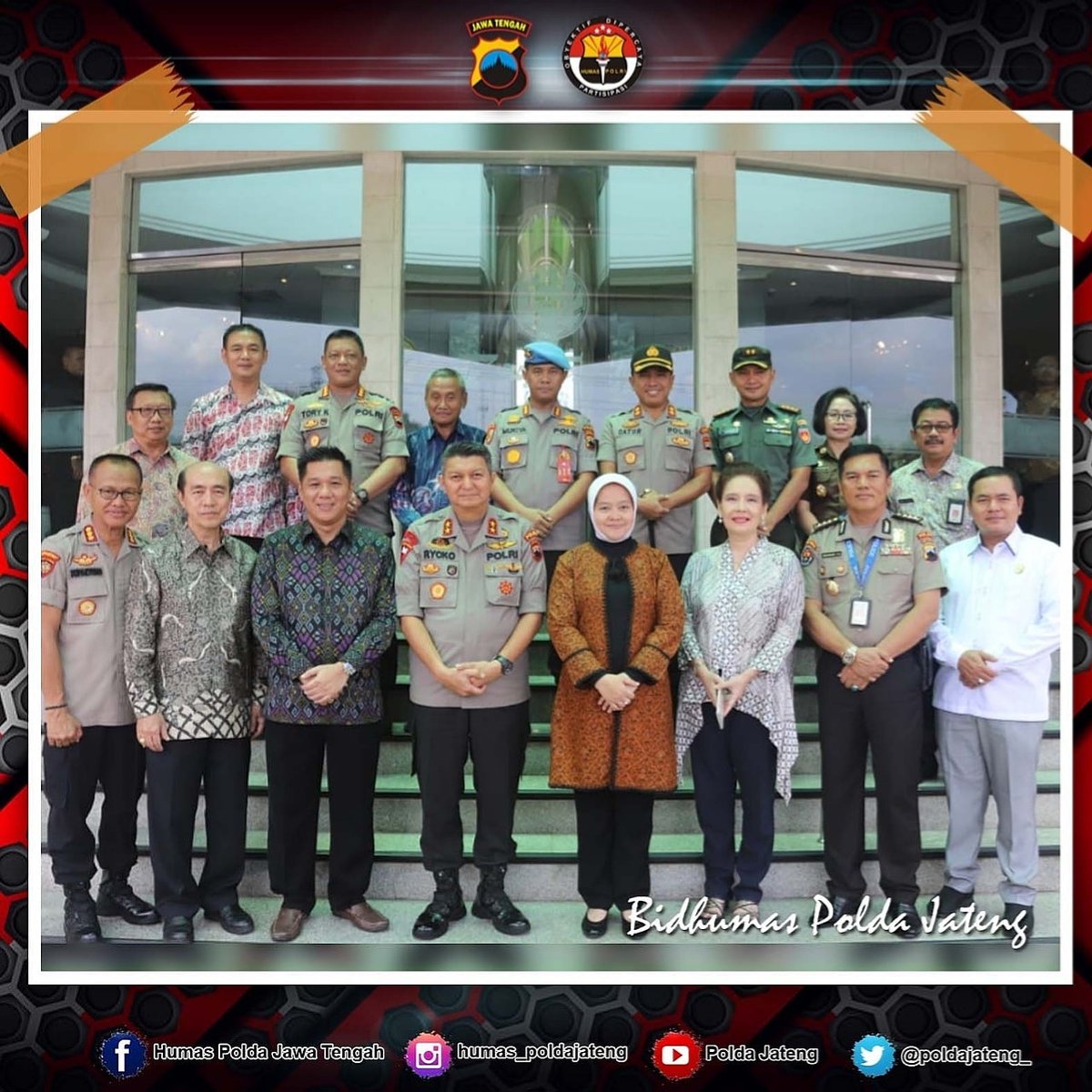 HitamputihC's tweet photo. Kapolda Jateng menghadiri Penandatanganan MoU antara Pura Group dengan Polda Jateng tentang Pengamanan Aset dan Penegakan Hukum dilingkungan Pura Group di Kantor PT Pura Group Kudus, Rabu (12/2/2020). https://t.co/6lfMiF8X07