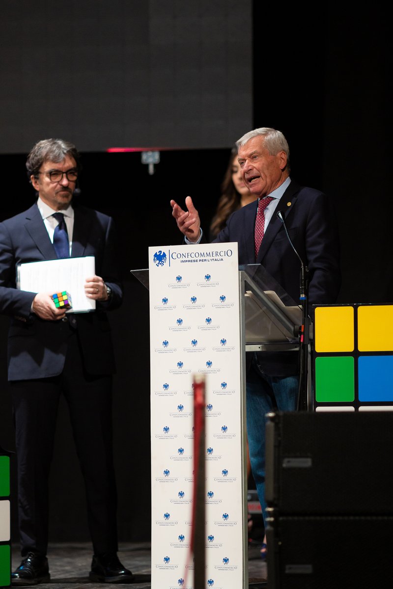 "Ogni vetrina che si spegne è un pezzo di città che muore, un pezzo di storia collettiva che non torna più, una parte dell’argine contro incuria e imbarbarimento sociale che crolla”. Lo ha detto ieri il presidente <a href="/Confcommercio/">Confcommercio</a> #Sangalli agli #StatiGeneraliCommercio di Arezzo