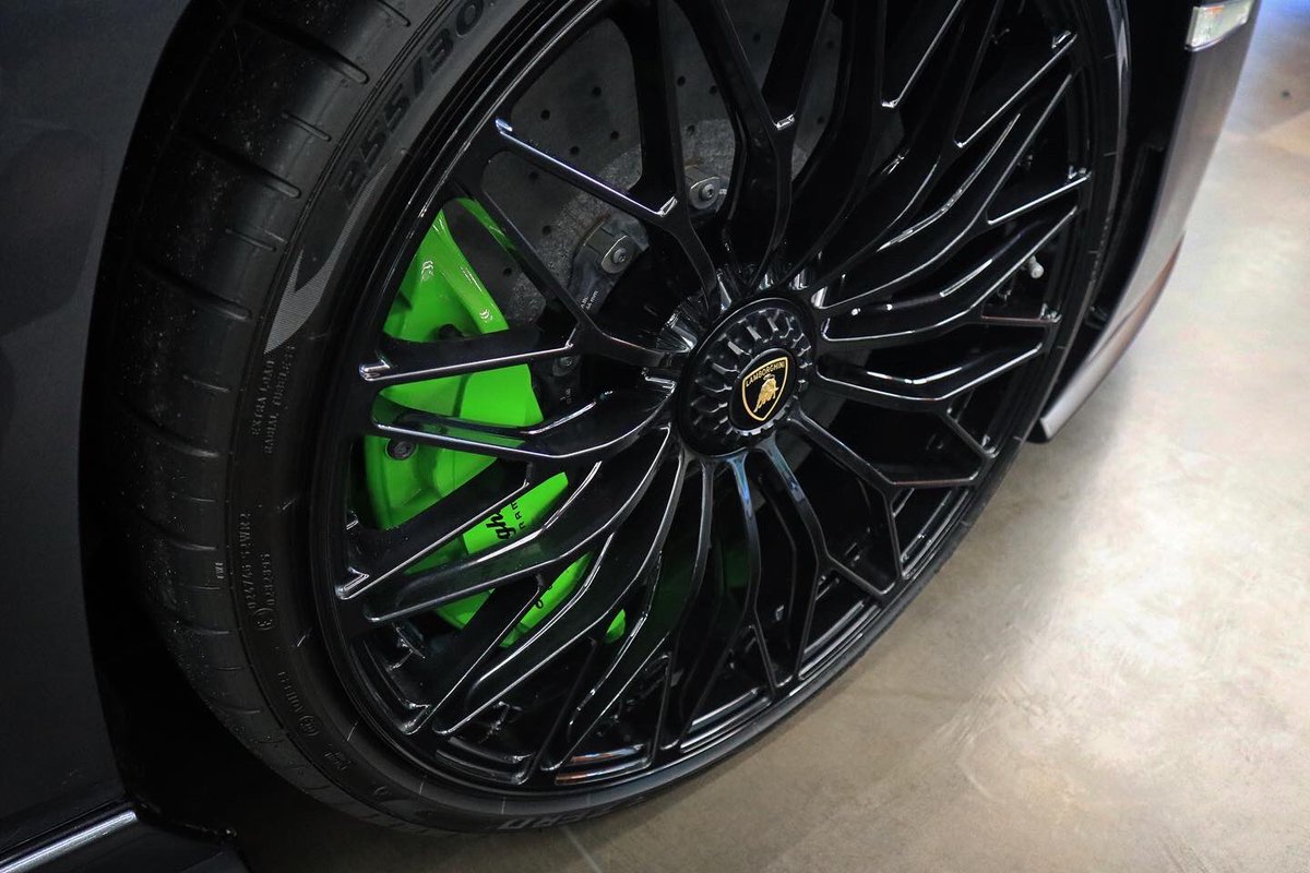 Our pre-owned Aventador S features a Dianthus Forged Wheel in Shiny Black, contrasted with a Green Caliper.

#Lamborghini #AventadorS #V12 #Selezione #Supercar #LamborghiniBristol