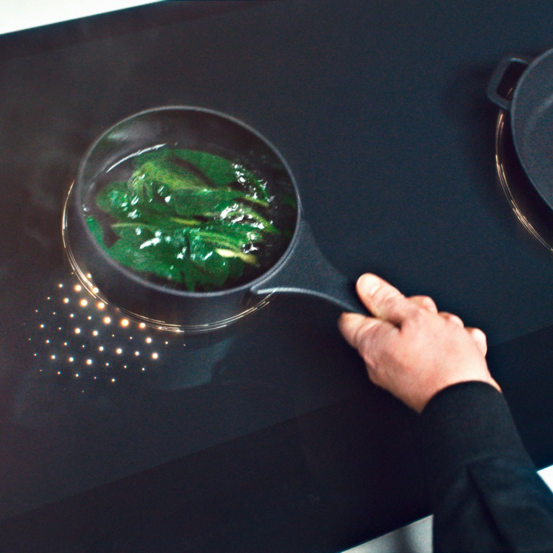 Gracias a la increíble tecnología Miele de reconocimiento de bandeja inteligente y al SmartSelect, no solo puedes mover a placer tus ollas o sartenes, ¡el ajuste de calor de mueve con ellas! bit.ly/36Pad8R #Miele #Immerbesser #LifeBeyondOrdinary #Generation7000