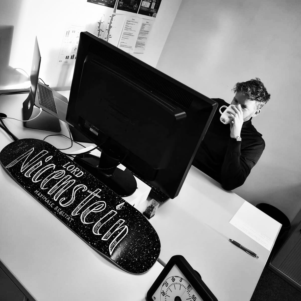 Triclap's tweet photo. Wir haben ein neuen Bewohner im Büro. Nicht der Typ. Das Deck von @MrCrackerMicha und @aight_evo! https://t.co/qWeYxOscgc