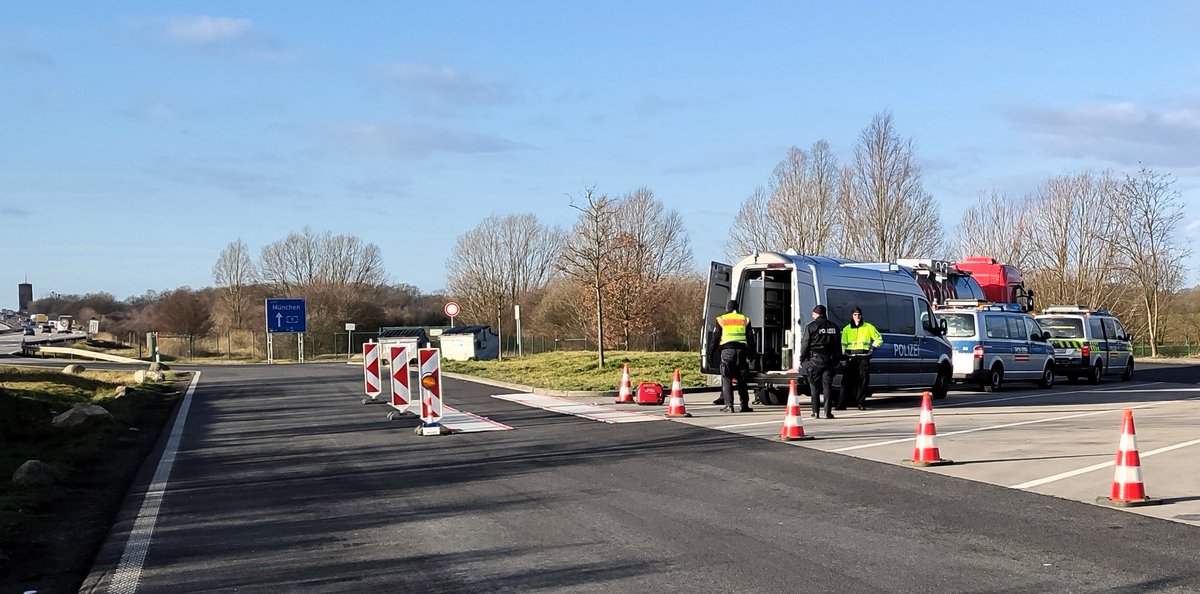 Polizei_DeRo's tweet photo. Die #TISPOL-Kontrollwoche ist in vollem Gange.
Unser Zentraler Verkehrs- und Autobahndienst (#ZVAD) nimmt heute auf dem A9-Parkplatz Kliekener Aue (#Coswig) speziell Brummis unter die Lupe.
Zudem wird an mehreren Orten die Geschwindigkeit überwacht.
Für mehr Verkehrssicherheit! https://t.co/jDNDFwUNXb