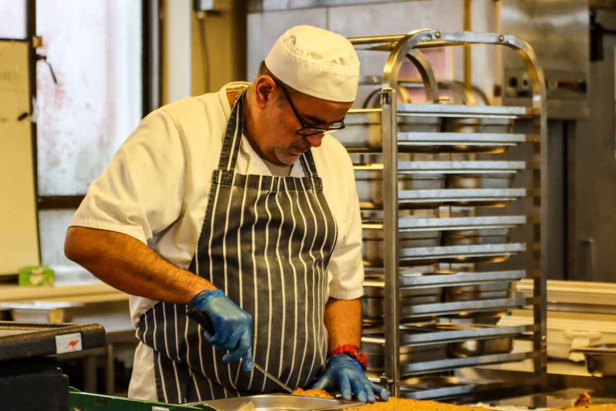 ForerunnerMeals's tweet image. Did you know Forerunner provides #schoolmeals to 14 primary schools and nurseries across Dorset, serving up dishes to around 2,000 pupils every day. That equates to around 380,000 environmentally friendly school meals across #Dorset each year. #edutwitter