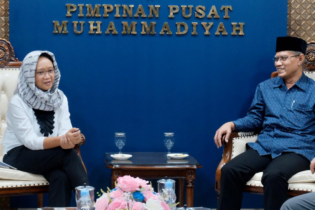Menlu_RI's tweet photo. Hari ini saya dan tim bersilaturahmi ke Ketua Umum PP Muhammadiyah dan jajarannya di Yogyakarta (12/2).

Silaturahmi digunakan juga untuk membahas beberapa isu, termasuk isu Palestina. https://t.co/TztQAt1G02