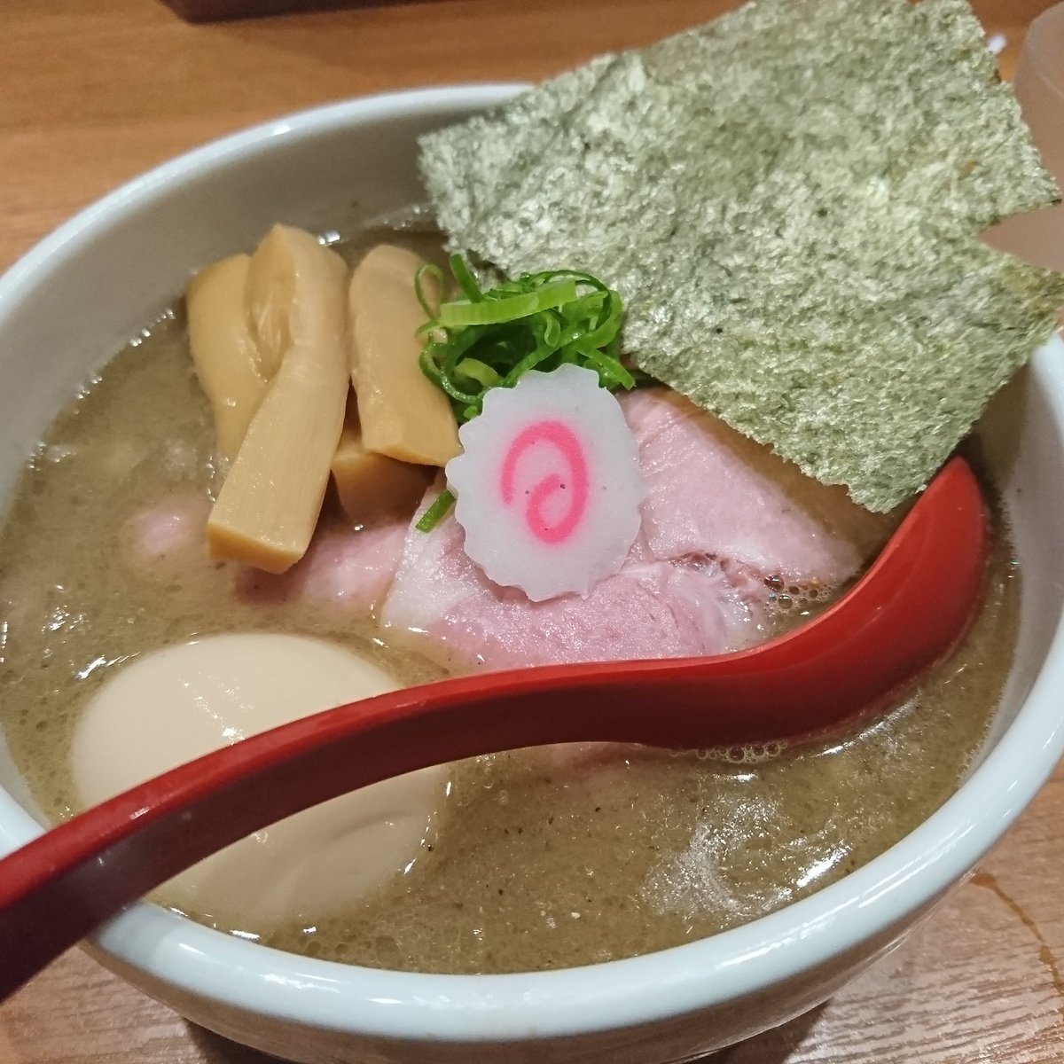 也汐夕池 新宿鈴蘭の特製らーめん おいしい 私にとって理想的な煮干しラーメンかもしるない ここほんとうまい スープがうますぎて具とかの印象がない 特製じゃなくていいかもしれない これはすごいうまい