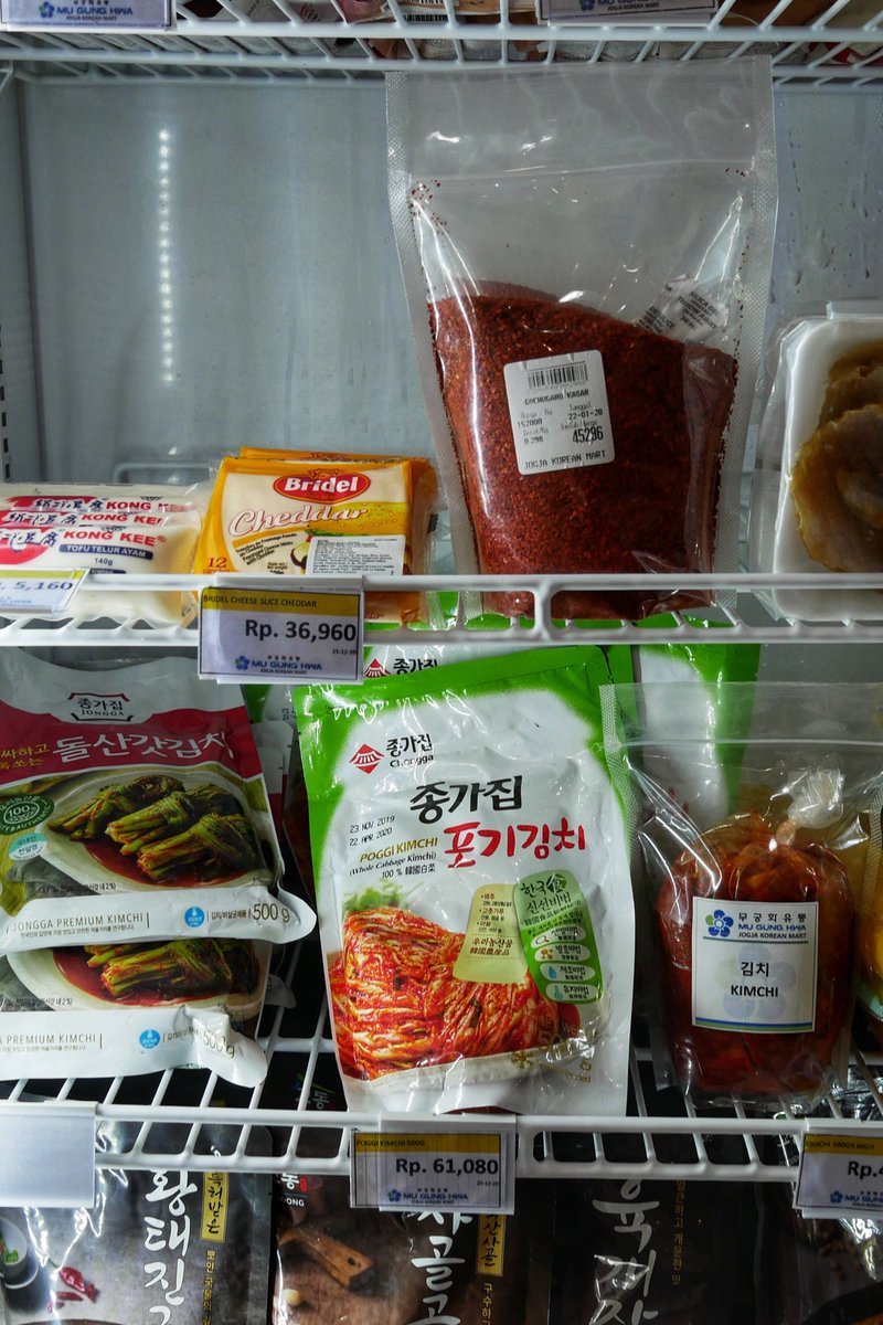 javafoodie_'s tweet photo. JOGJA KOREAN MART!

Finally di Jogja ada juga Minimarket spesial jualan produk khas Korea!
Ini ownernya jg orang Korea, jualannua komplit mulai dr bumbu2, mie instan, cemilan, BERAS sampai air putihnya jg dari Korea 😂

Kalau beli Ramyun Instant bs minta dimasakin sekalian! https://t.co/vqdaAxpRpV