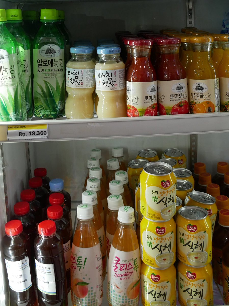 javafoodie_'s tweet photo. JOGJA KOREAN MART!

Finally di Jogja ada juga Minimarket spesial jualan produk khas Korea!
Ini ownernya jg orang Korea, jualannua komplit mulai dr bumbu2, mie instan, cemilan, BERAS sampai air putihnya jg dari Korea 😂

Kalau beli Ramyun Instant bs minta dimasakin sekalian! https://t.co/vqdaAxpRpV