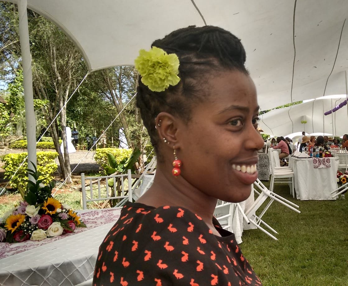 Onjerika's tweet photo. #WednesdayWisdom Man, read a book. And especially read the #DigitalBedbugs anthology available for pre-order (900/-) @PrestigeNBI https://t.co/64RdQXutir or on @amazon 

Coz look who has a story in there: Sophie Gitonga @SophieHMK , author of "Where the Bodies Are Buried" https://t.co/Me5ls9swRi