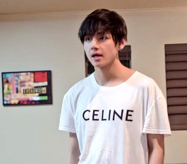 ᴮᴱNinong Kookie⁷⟭⟬  (REST) on X: TAEHYUNG REALLY LOVES WEARING HIS CELINE  T-SHIRT. PLEASE HE'S SO DAMN GORGEOUS.☺️☺️☺️ #BTS #BTSARMY #ARMY #TAEHYUNG  #BTSV #V  / X