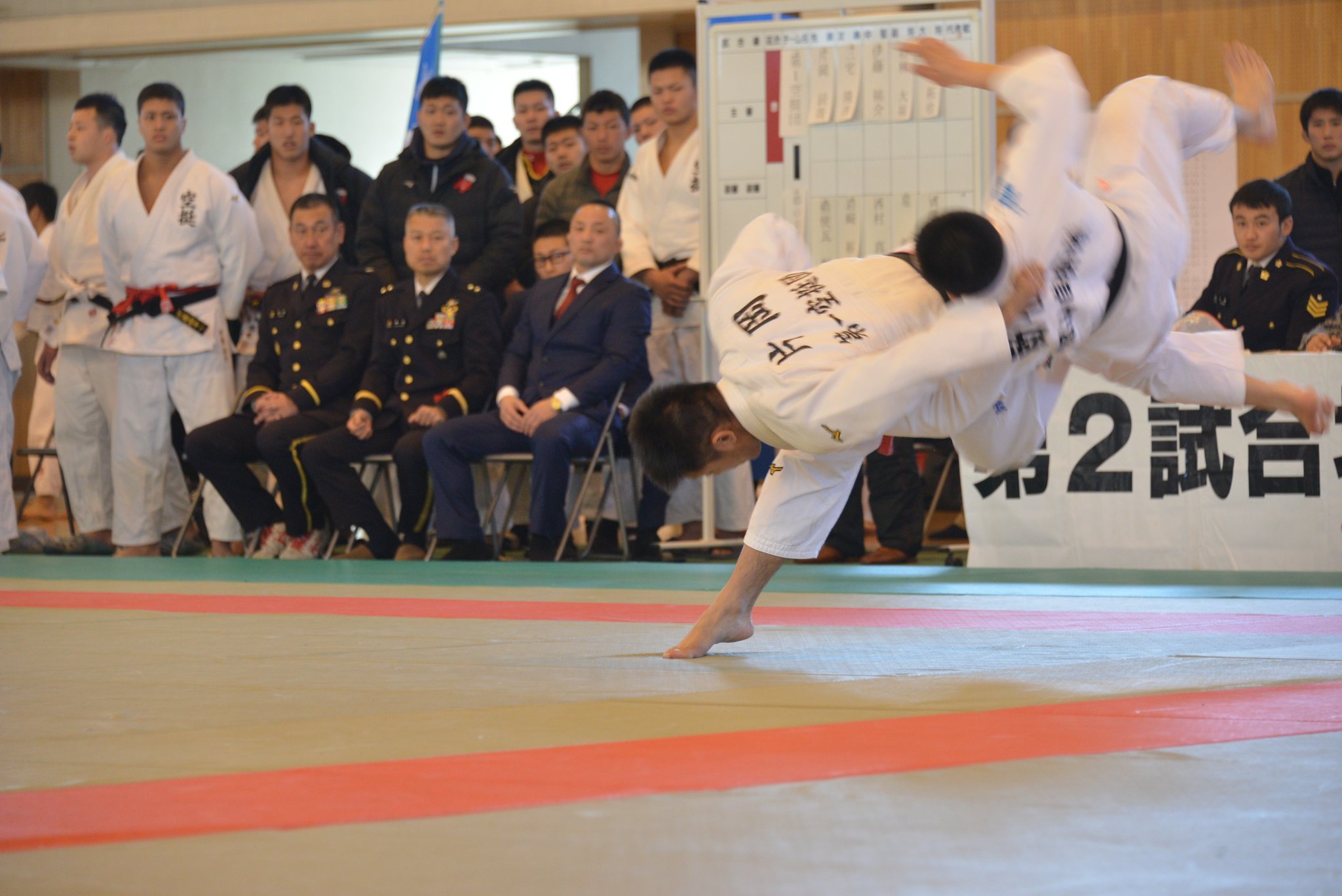 陸上自衛隊 第1空挺団 空挺団柔道集合訓練隊は 防衛大臣杯第43回全国自衛隊柔道大会において 団体戦3連覇を達成しました 連日 課業外の練習に集中した結果 優勝の栄冠を勝ち取ることが出来ました 写真は 当日の試合会場での景況及び習志野駐屯地 陸上自衛隊 第1空挺団 空挺団柔道集合訓練隊は 防衛大臣杯第43回全国自衛隊柔道大会において 団体戦3連覇を達成しました 連日 課業外の練習に集中した結果 優勝の栄冠を勝ち取ることが出来ました 写真は 当日の試合会場での景況及び習志野駐屯地