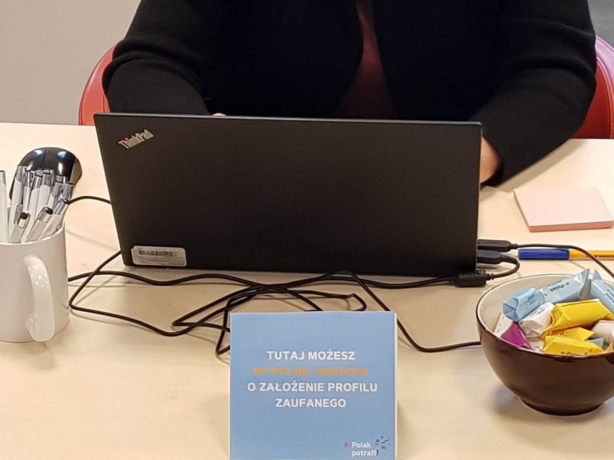 NASK_pl's tweet photo. Jesteśmy @NASK_pl na Dniu Otwartym w @MC_GOV_PL - świętujemy 5 mln profili zaufanych i zakładamy kolejne 👍 @NASK_pl - zespół dyr. Grzegorza Zarzyckiego - współtworzy usługi cyfrowe w  ramach #mObywatel https://t.co/YCrSJ8EJyy