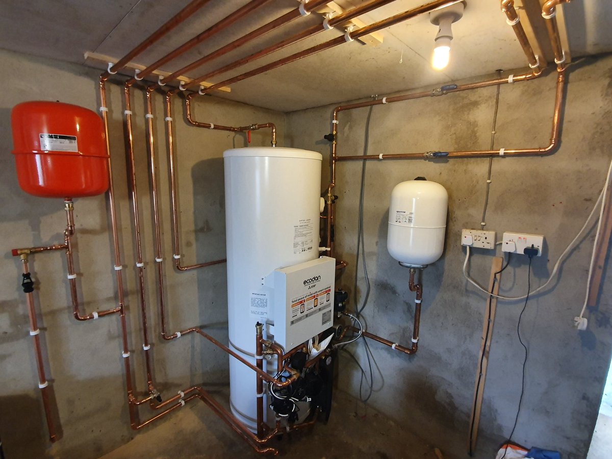 Been a while since ive posted anything work related so here goes, cylinder install for @EvergreenLyme. Material's from <a href="/meuk_les/">Mitsubishi Electric</a> and <a href="/totalplumbinguk/">totalplumbinguk</a>
#shiny #renewables