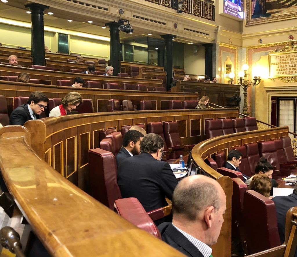 Desde las 9h, PP, VOX y Cs han hecho 6 preguntas y 1 interpelación en torno a Venezuela entre vítores, golpes e insultos. Ni uno solo de sus diputados se ha movido de sus escaños.

Empieza el debate sobre las condiciones de vida del sector agrario y esta es la imagen.

Patriotas.