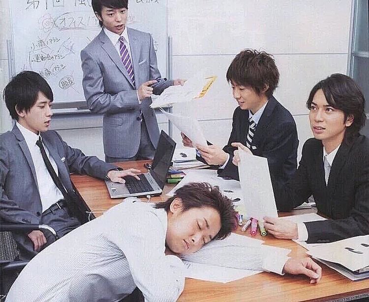 [♡] day forty three; tag yourself im nino checking twt instead of working