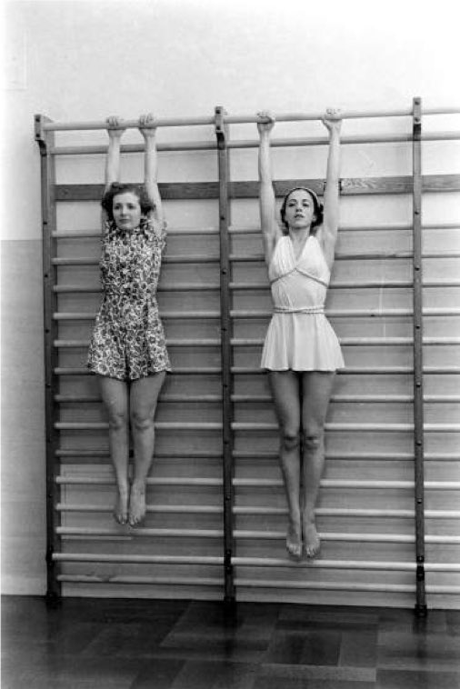 Fitness as BEAUTY - specifically “reducing” - was an easy sell to women... esp when sold in skincare salonHelena Rubinstein + Elizabeth Arden piloted a kind of proto-women’s gym Then outfitted like a high end home to put women at ease! Read arch historian Marie Clifford!/5