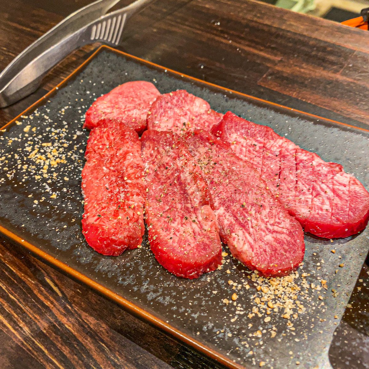 ／
恵比寿のカウンター専門の焼肉店🥩
＼

【焼肉一七三】

カウンター席と立ち飲みの大阪下町スタイル😀
上質な肉をリーズナブルに食べられます👍

盛り合わせメニューでは、赤身やさしの好みなどから一人一人に最適な組み合わせで肉が提供されます😄