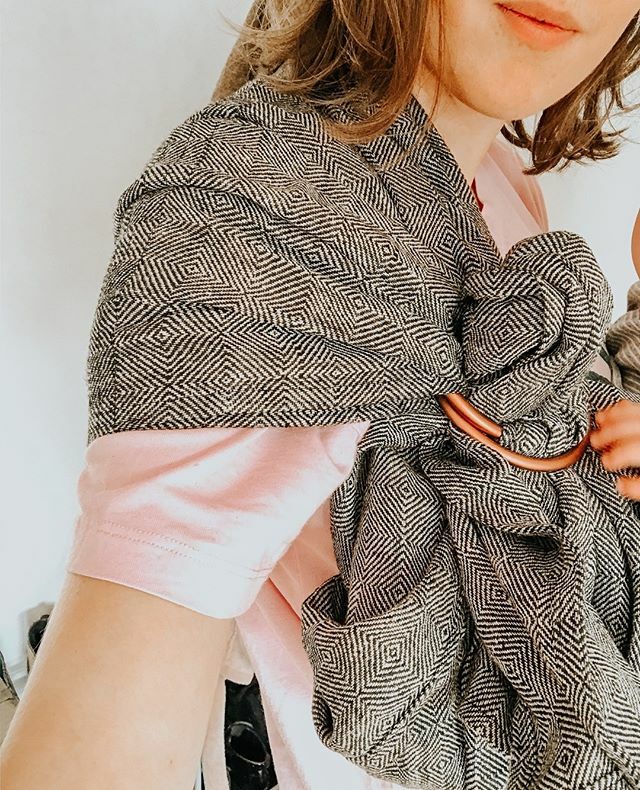 herimagination's tweet photo. Babydragen, ik ben er fan van. Een van de eerste babyspullen die we kochten was een draagzak, maar al snel wou ik een doek (want dat is net ietsje comfortabeler thuis). Ik heb toen een rekbare doek gekocht, en echt super veel gebruikt. ⁠
Helaas is die maar tot 10kg bruikbaar… https://t.co/0nmMeqeEdI