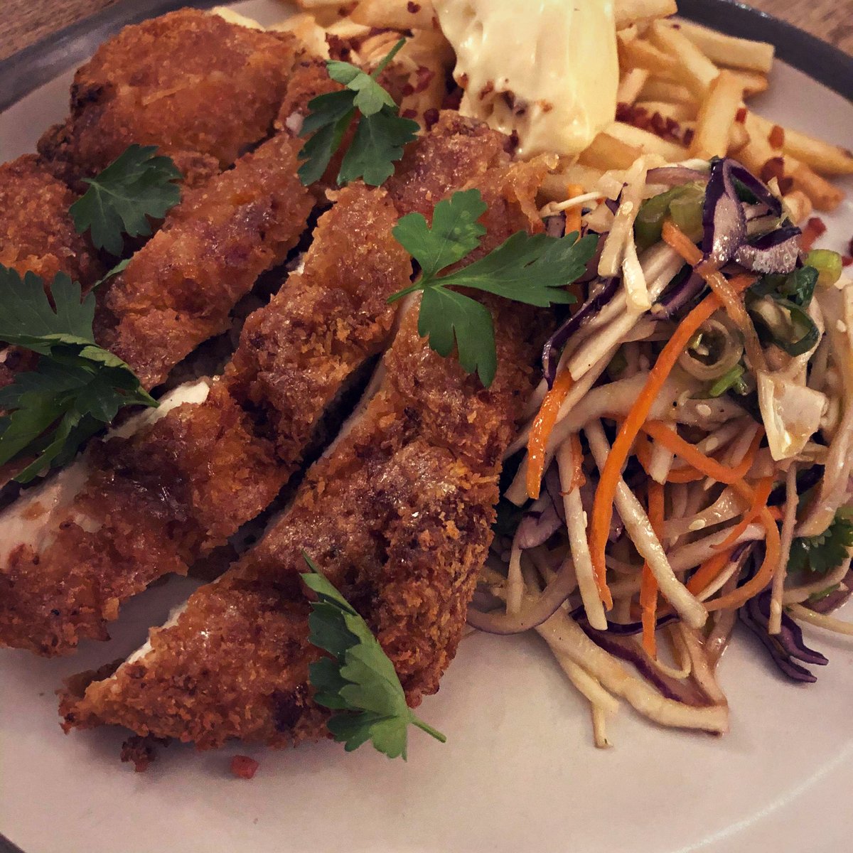 Wheel_Bibury's tweet photo. ❤️ Valentines special - Garlic lemon chicken, asian slaw and bacon fries 👌#catherinewheel #bibury #pub #valentines_day #chicken #garliclemonchicken #asianslaw #fries #meal https://t.co/yyoRiwXsI0