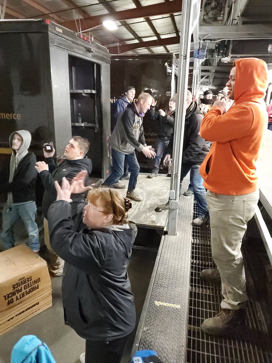 AustinCollins39's tweet photo. Guard Gate Wednesday. #waddleforsafety #dynamicstretch @joshcrosser98 @ericgriffin86 @TimPope007 @Stephanie_Dex #npsafetyawarenss https://t.co/Ps06HRX8h9