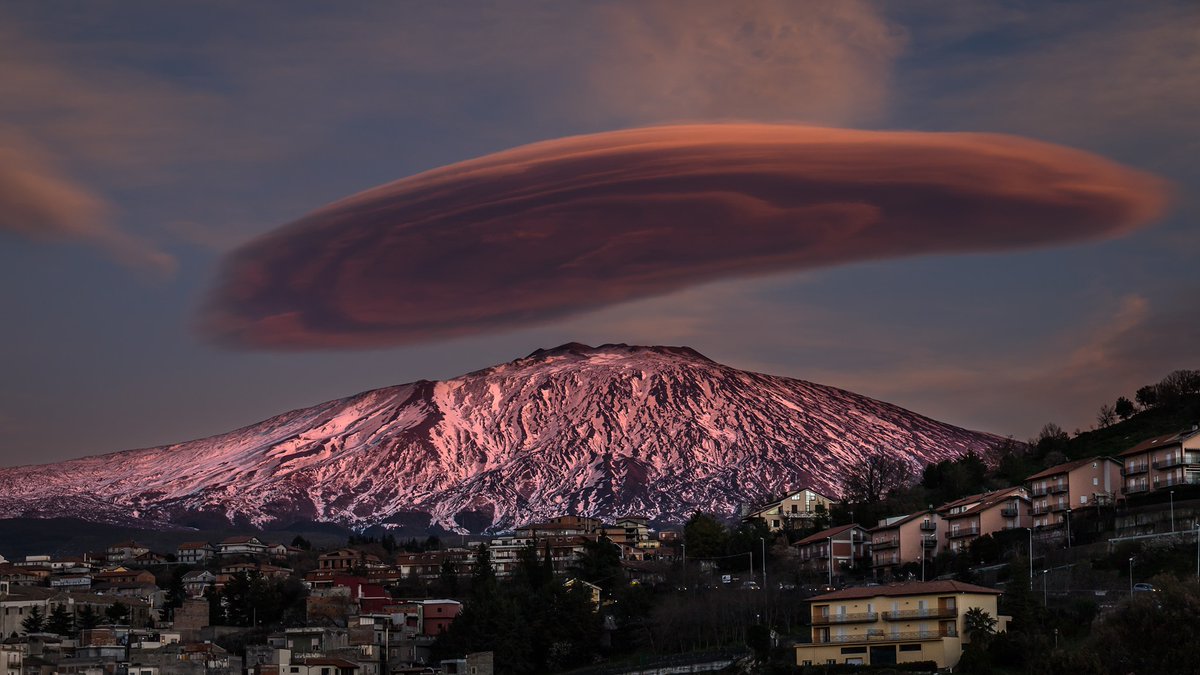 3BMeteo's tweet photo. Il #meteoscatto da Bronte, alle pendici occidentali dell'#Etna. Gli abitanti etnei hanno battezzato questa formazione nuvolosa 'Contessa dei Venti'. 
Foto di Antonio Cali.
Ecco cosa sono le #nubilenticolari
➡️https://t.co/x5awv2Pr5q https://t.co/maFgkigynw