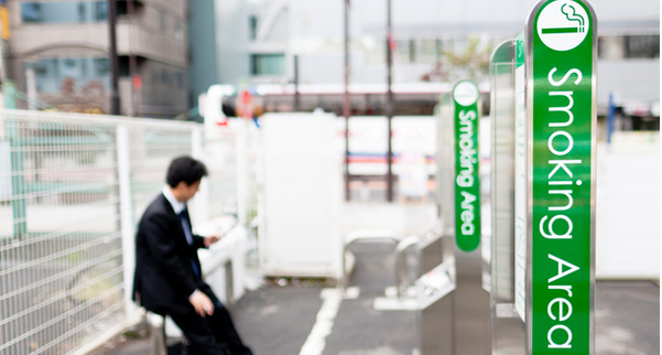 Encore 15% des travailleurs déclarent avoir été exposés au #tabagisme passif dans les lieux de travail, selon Santé publique France. Avec des inégalités sociales marquées, les ouvriers étant quatre fois plus nombreux que les cadres. santepubliquefrance.fr/presse/2020/ta…