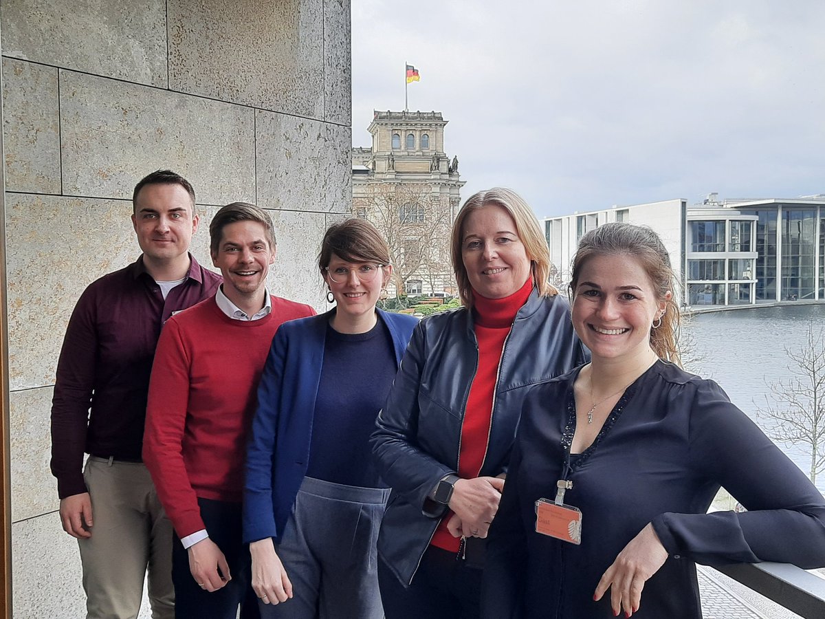 Super Austausch auf Augenhöhe mit <a href="/baerbelbas/">Bärbel Bas</a>. Fazit: Input auch von jüngeren Generationen ist wichtig und muss verstärkt Gehör finden 😉. #westaytuned mit <a href="/alexsteinwedel/">@Alexander Steinwedel</a> <a href="/MWulfern/">Markus Wulfern</a> <a href="/FrauSophieD/">Sophie</a> und <a href="/JuliaWittrin/">Julia Wittrin</a> <a href="/BKKDV/">BKK Dachverband e.V.</a>