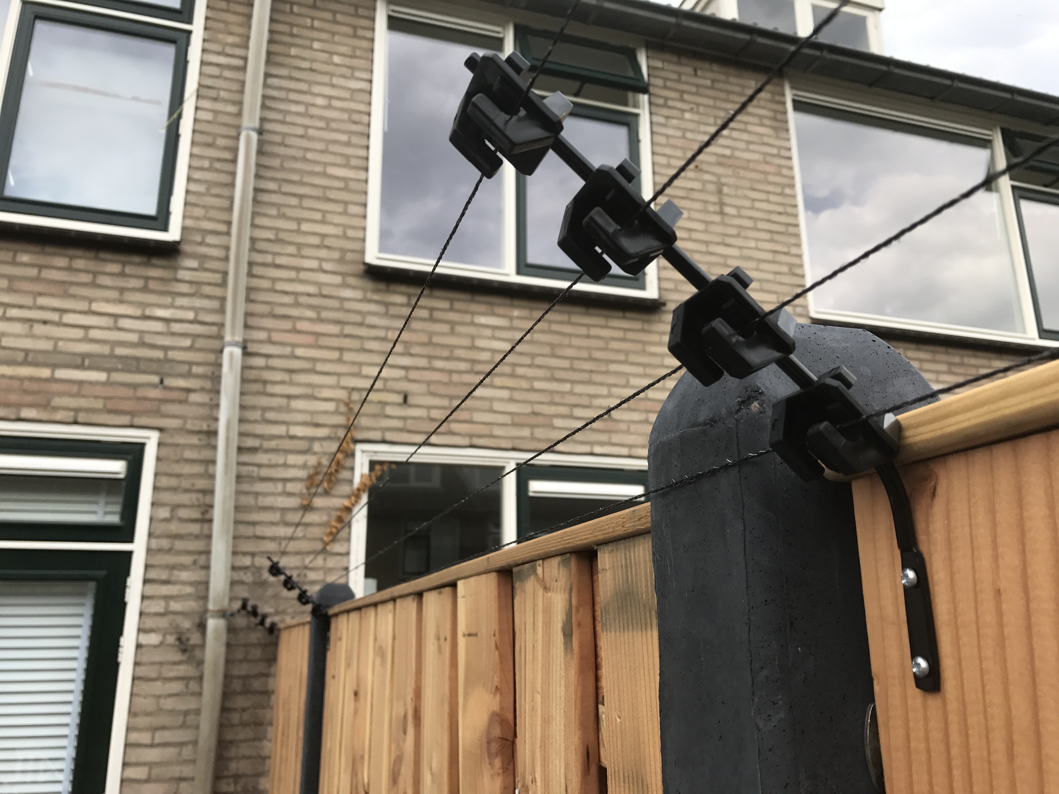 Schrikdraad Online on "Katten in uw tuin houden geen probleem met kattenschrikdraad systeem van @koltecbv Stuur ons de foto's van uw tuin en wij maken vrijblijvend een advies op