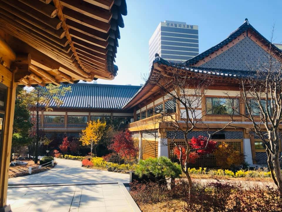 KoreanTravel's tweet photo. This small hanok village has a hotel and shops 
designed in hanok, a traditional Korean building.

Songdo Hanok Village
📍 180, Technopark-ro, Yeonsu-gu, Incheon
(인천 연수구 테크노파크로 180) https://t.co/JspMnLqmB6