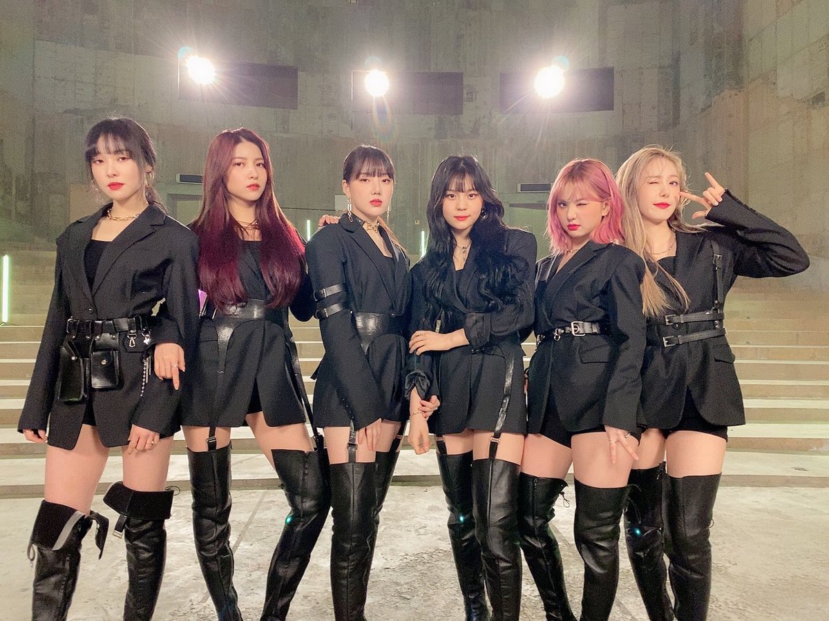 GFRDofficial's tweet photo. [📺 #여친Now]
#원더케이 #스페셜클립 📎
에서 볼 수 있는😀 
#여자친구 #GFRIEND 만의
💯점 만점 퍼포먼스💜💙

무대🎤를 뒤집어놓은
블랙🖤친구 만나러~
지금 바로 고고😘🥰
▶️ https://t.co/sLhkJjZO5i https://t.co/oLyRAkv6Nm