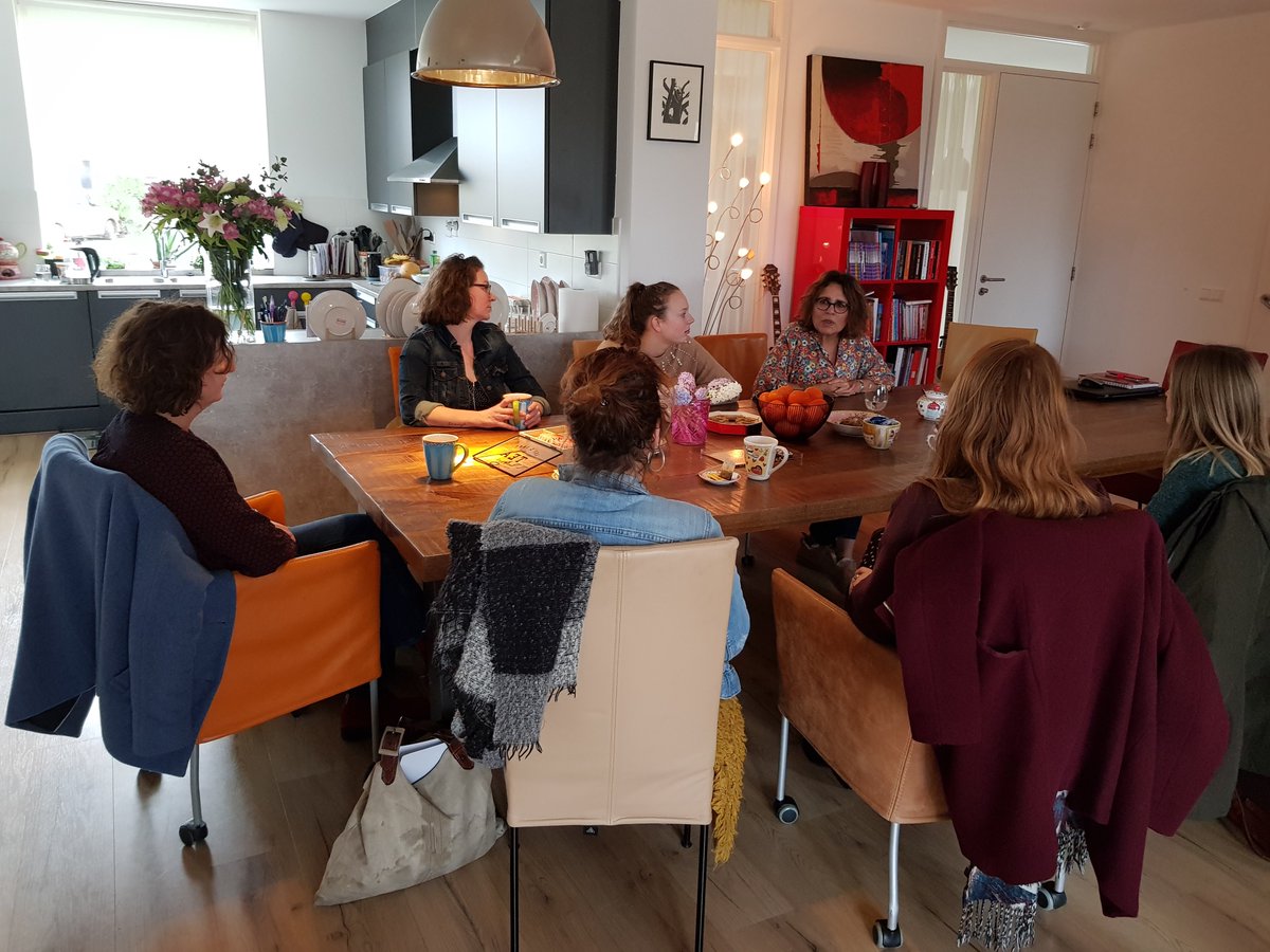 Zorgprofessionals in gesprek met een gezinshuisouder in Jeugddorp De Glind ☕. Tijdens Tour De Glind hebben ze kennis gemaakt met het Jeugddorp en onze organisatie.

Ben jij ook een zorgprofessional? Neem dan contact met ons op!
➡bit.ly/contactstjdg ⬅

#jeugdzorg #zorg