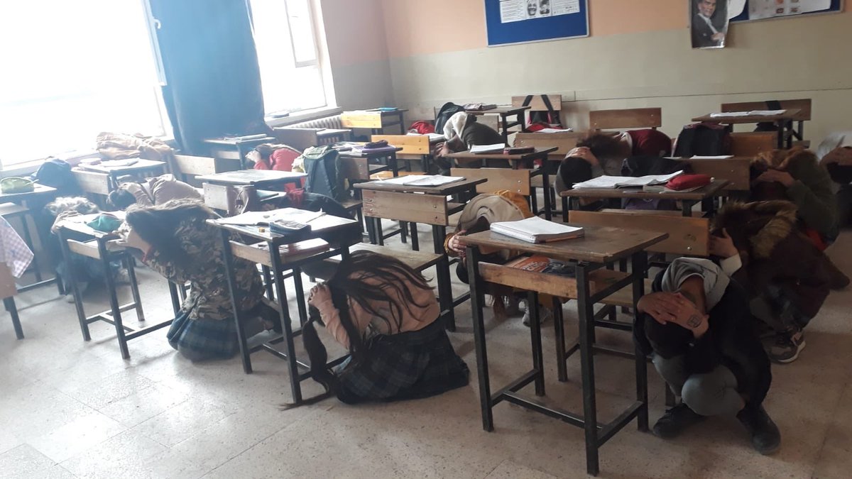 Bölgemizde son günlerde sıkça görülen depremlerde öğrencilerimizin daha bilinçli davranabilmesi adına deprem tedbirleri kapsamında bilgilendirme çalışmaları yaparak deprem tatbikatı gerçekleştirdik. Tedbirlerimizi alsak da böyle felaketlerin yaşanmamasını umuyoruz.