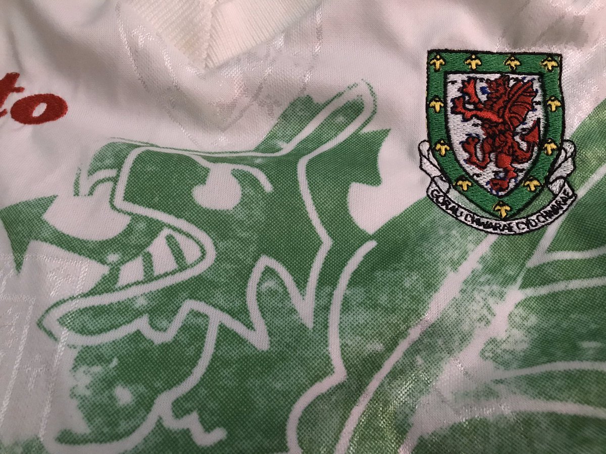 Sneaky tease of the latest addition. With it only being worn once it’s definitely a rarity but does it deserve to be included in #TheArtoftheWalesShirt exhibition collection? Either way very pleased to have added it to the personal collection 🏴󠁧󠁢󠁷󠁬󠁳󠁿 #Wales #cymru #lotto #matchworn