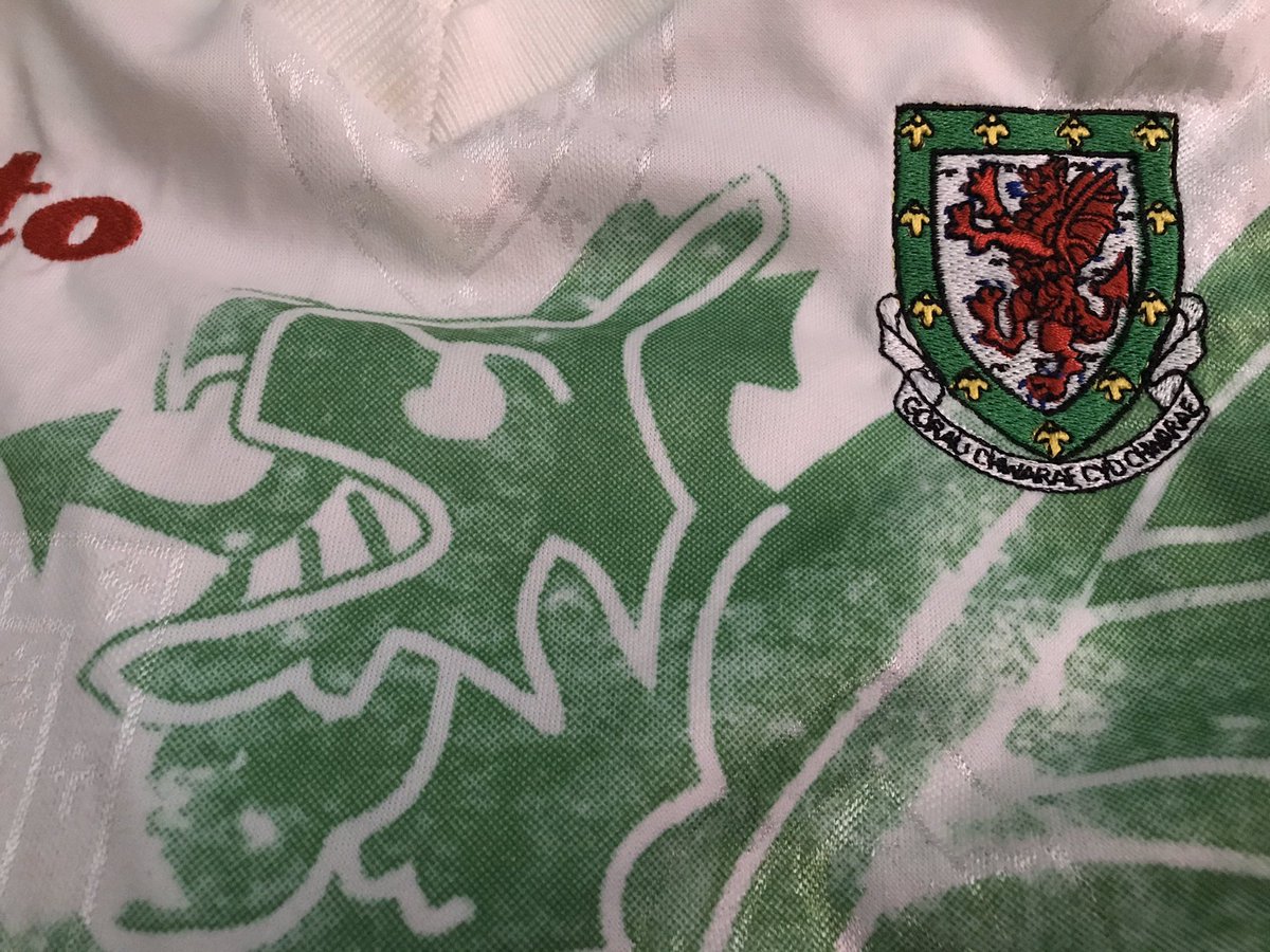 Sneaky tease of the latest addition. With it only being worn once it’s definitely a rarity but does it deserve to be included in #TheArtoftheWalesShirt exhibition collection?

Either way very pleased to have added it to the personal collection 🏴󠁧󠁢󠁷󠁬󠁳󠁿 
#Wales #cymru #lotto #matchworn