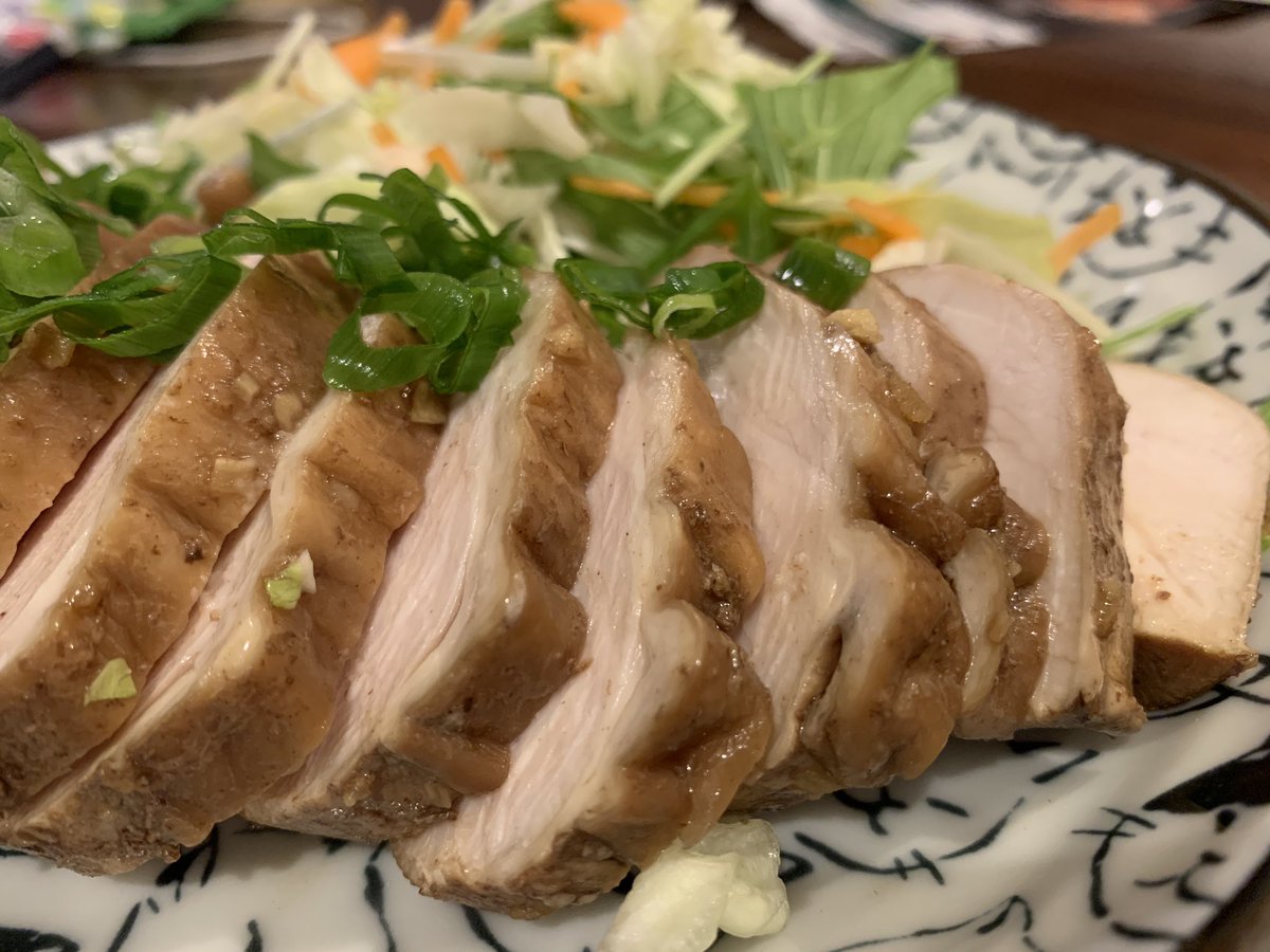 ku2_sunaga's tweet photo. 休日に仕込んでおいた鶏チャーシューが美味しく出来た。あかん、酒のツマミや！ https://t.co/mUNJ1s9850