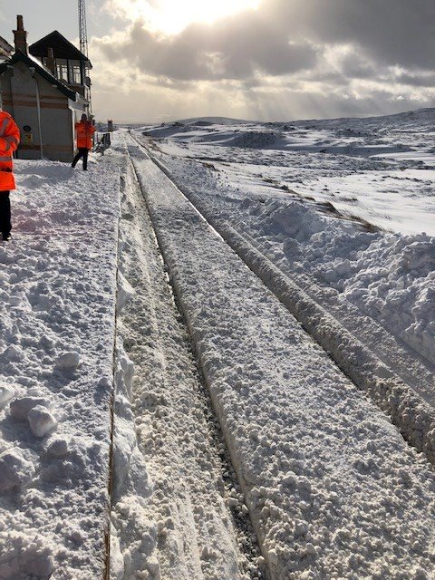NetworkRailSCOT's tweet photo. 🌨️ Great work by our teams to clear the snow over at Corrour on Scotland's iconic West Highland Line this morning. They arrived on-site at 0950 and the area was cleared by 1020! 👏 https://t.co/b3VkbHTQd1