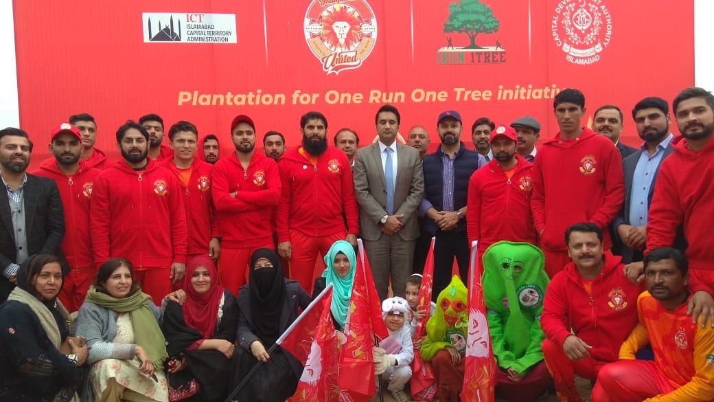 IsbUnited's tweet photo. DC Islamabad, Mr. Hamza Shafqaat joined #Sherus for plantation of Trees 🌳
#UnitedWeWin #RangJeetKaLaalHai #OneRunOneTree https://t.co/9tasrzgj4N