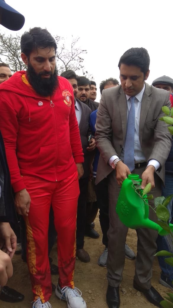 IsbUnited's tweet photo. DC Islamabad, Mr. Hamza Shafqaat joined #Sherus for plantation of Trees 🌳
#UnitedWeWin #RangJeetKaLaalHai #OneRunOneTree https://t.co/9tasrzgj4N