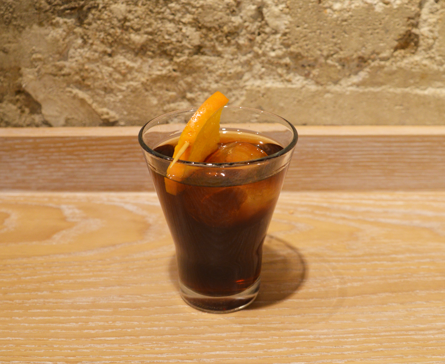 "El vermú es el aperitivo al que se llama de tú, el trago de los amantes de la tapa, de la ceremonia social del bar, del comer achispado con regustos afrutados"❤
¿Por qué te mola a ti el #vermut?😋🍸

<a href="/GQSpain/">GQ España</a> 👉 cutt.ly/3rJSzT5