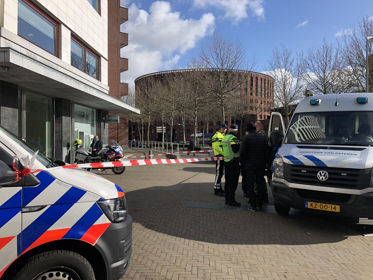In Maastricht is een derde bombrief gevonden. Die is niet ontploft, boel is afgezet en ontruimd. EOD doet onderzoek. #hvnl