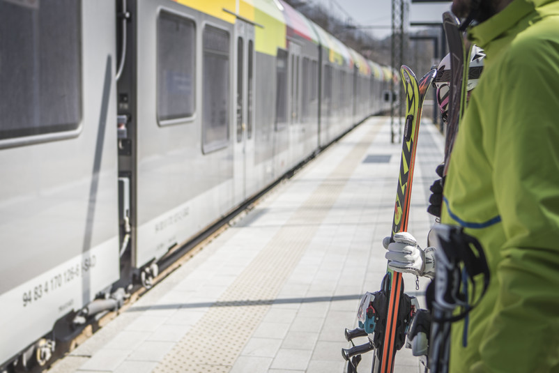 Sulle piste da sci con il treno? In #AltoAdige si può! 🚉
Scopri dove, come e quando 👉 bit.ly/sulla-neve-con…
#neve #treno #sostenibilità #noauto