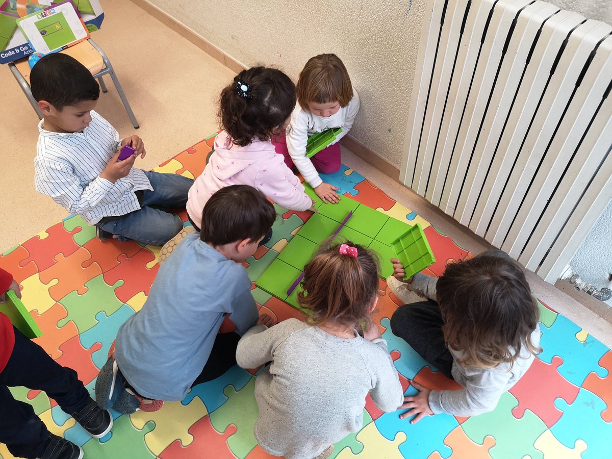 iarsha's tweet image. Els infants de P4 de l'@EscolaSaavedra superen el seu primer repte de robòtica amb #robotmouse @LRUK #RoboticaEscSaavedra @aliancesmagnet @etseURV @AliancaStem @FundacioBofill @TARRACObot #STEAM #robòtica #creixalsaavedra #ferpensarcomunicar
