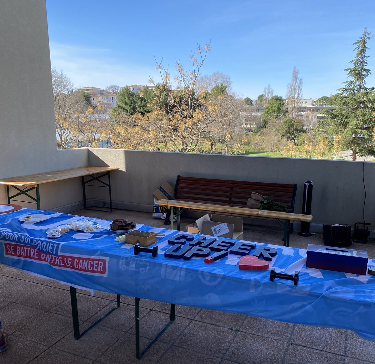 Notre stand vous attend rue haute toute la journée ! N’hésitez pas à venir vous y ravitailler 🍰 et commander des roses 🌹 et des surprise bags 🛍#OpérationCupidon