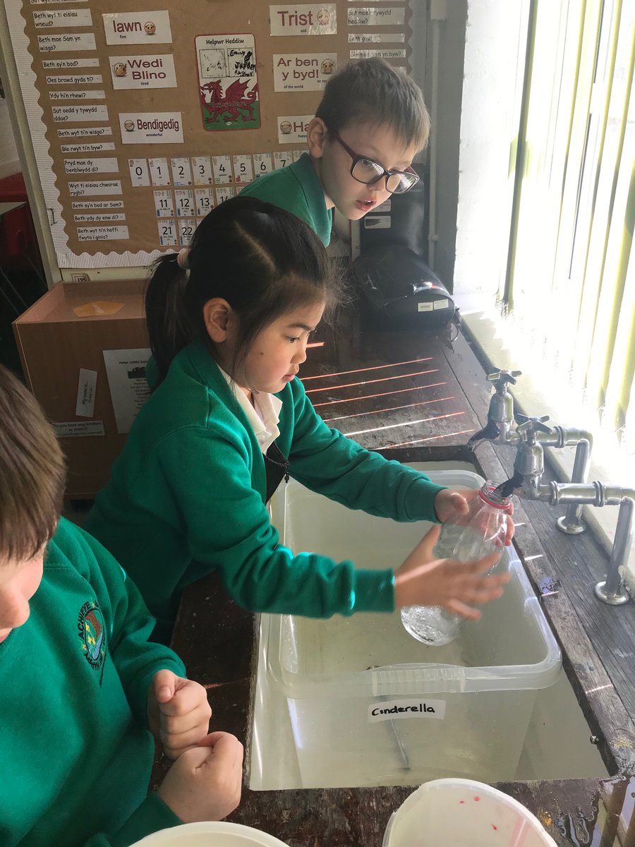 Springwood_Prm's tweet image. #springraglan are learning to use litres and half litres this morning. We are estimating first.