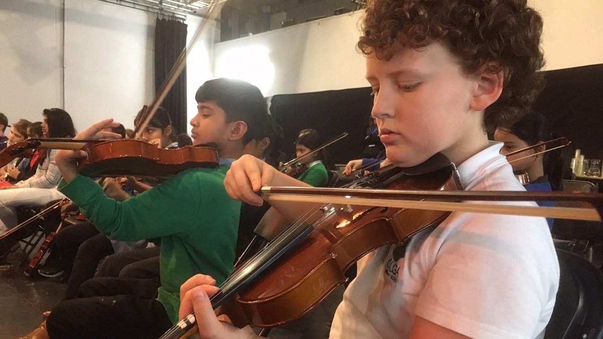 RichMixLondon's tweet photo. 🎷🎻Great to welcome @JoinBillysBand supporting @OlgaschoolM and @LansburyPrimary on the first day of Lights, Camera, Score.
Part of Pic ‘n’ Mix, the children will create the musical scores for 4 films made with Media students from @SJCRschool with theme Green Tower Hamlets 💚 https://t.co/yPcIvcbaaT