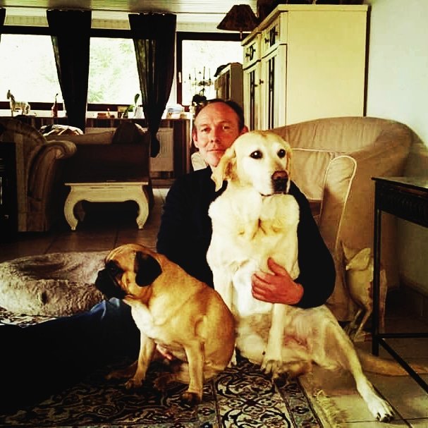 FantasySchaefer's tweet photo. Best Friends ๐๐พ๐พ Fellnasen... gut fรผr das Seelenheil. #ruhrgebiet #ruhrpott #writersanddogs #labrador #pug https://t.co/jQvpw8qQaI