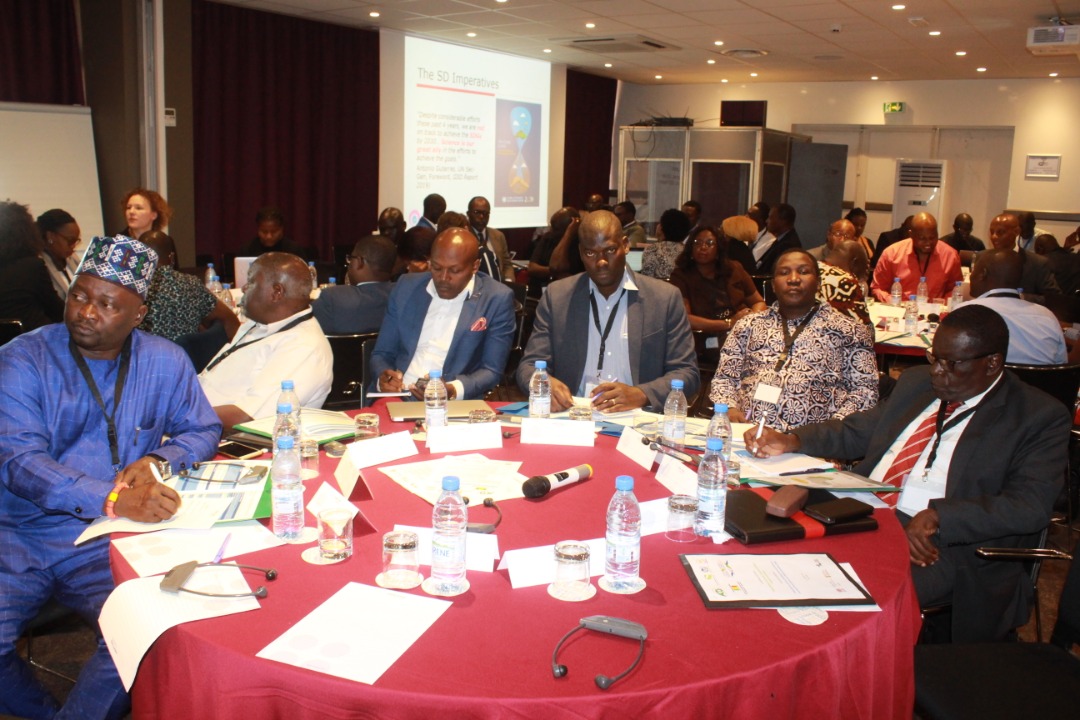 mesrisenegal's tweet photo. L’occasion sera également saisie pour lancer la seconde phase. Le partenariat public-privé est préconisé pour aider les universités et organismes africains de recherche. L’objectif principal est de renforcer leurs capacités d’actions.
#buildingsciencesystems,#kebetu #UVS https://t.co/KFTABNLvmB