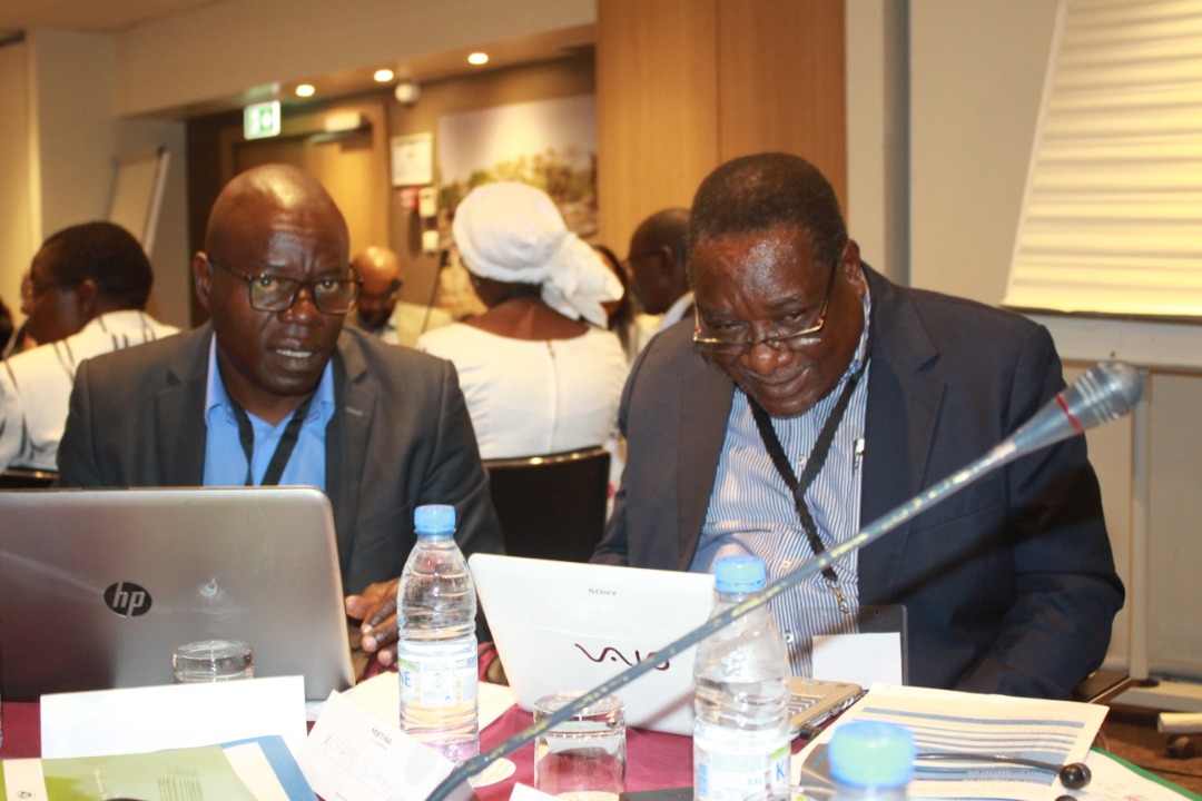 mesrisenegal's tweet photo. L’occasion sera également saisie pour lancer la seconde phase. Le partenariat public-privé est préconisé pour aider les universités et organismes africains de recherche. L’objectif principal est de renforcer leurs capacités d’actions.
#buildingsciencesystems,#kebetu #UVS https://t.co/KFTABNLvmB