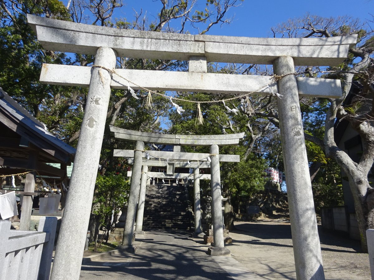 kanoko256's tweet photo. 岐佐神社　浜松市

蚶貝比売命（赤貝の神）蛤貝比売命（蛤貝の神）が祭神
古事記で兄神の八十神に猪とだまされて焼けた大石を抱きとめて大やけどをおった大国主命　その治療にあたった貝の女神様

浜名湖につきでた砂丘の街
本殿が開かれており、貝の力を感じ参拝しました
境内の赤い焼けた大石 https://t.co/MOormORKlm