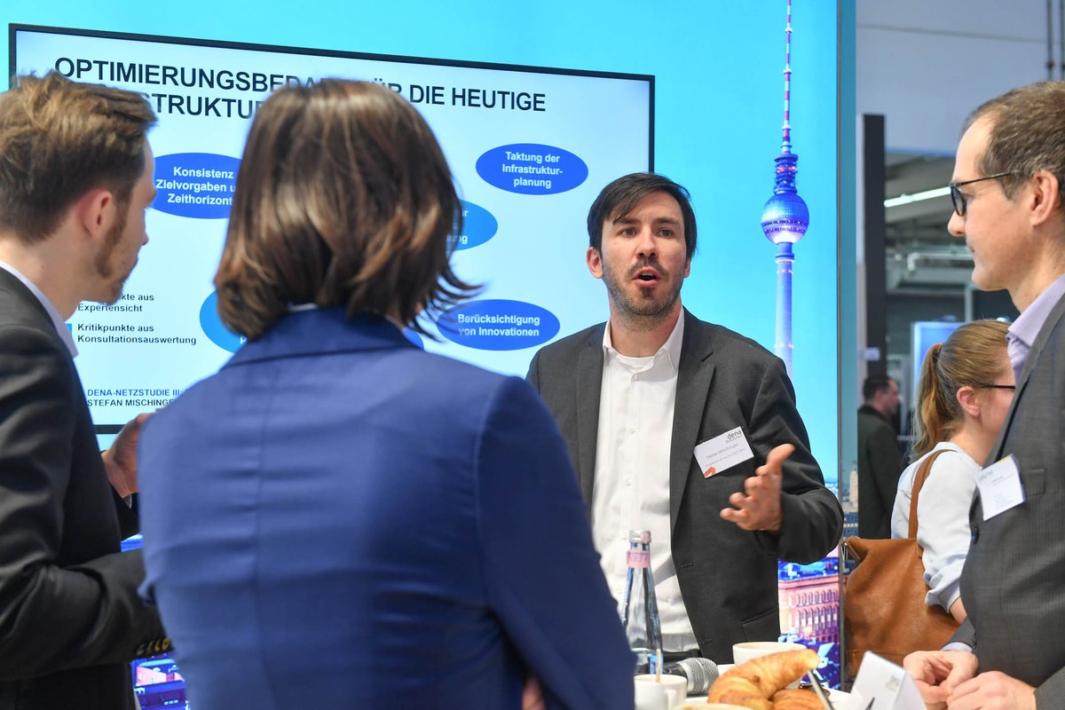 dena_news's tweet photo. Integrierte #Energiewende erfordert entsprechende Planung der #Infrastruktur. Stefan Mischinger stellt auf der #Eworld2020 die dena-#Netzstudie III vor und erläutert, was 🇩🇪 Deutschland von 🇫🇷 Frankreich und 🇩🇰 Dänemark lernen kann. 

Mehr zum Thema: https://t.co/pWMsYUvN1x https://t.co/G0c96mVAsu