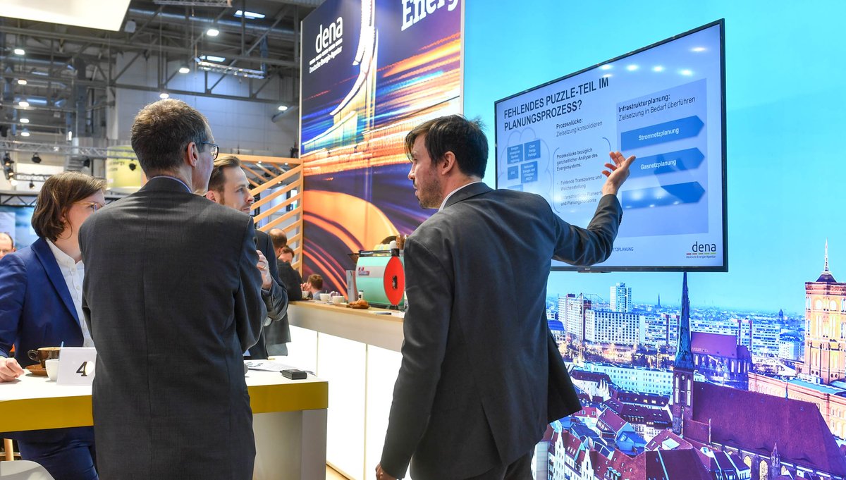 dena_news's tweet photo. Integrierte #Energiewende erfordert entsprechende Planung der #Infrastruktur. Stefan Mischinger stellt auf der #Eworld2020 die dena-#Netzstudie III vor und erläutert, was 🇩🇪 Deutschland von 🇫🇷 Frankreich und 🇩🇰 Dänemark lernen kann. 

Mehr zum Thema: https://t.co/pWMsYUvN1x https://t.co/G0c96mVAsu